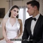 Düğün hediyesi olarak güzel götünü kocasına hediye ediyor. adam buna karşı çıkıp odadan ayrılıyor. damadın en yakın arkadaşı odaya gelerek gelini teselli edip götüne taktığı göt vibratörünü telefondan harekete geçirip gelini azdırarak sikiyor.