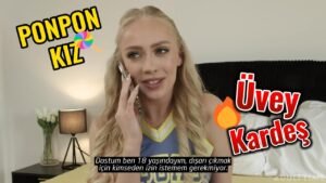 Tuba, kızıl saçları ve esmer gözleriyle arkasındaki büyüleyici bir güce sahip bir sarışın lolita'dı. Çevresindeki herkese kendinden küçük görünmesine rağmen, o büyük bir ateşe sahipti. O, çevresindeki herkesin onu anlamasını beklerken, bu sırlarını paylaşmaktan korkuyordu. Tuba'nın en sevdiği azdırıcı ve tahrik edici üvey kardeşi vardı. Ona çok yakın olmak istiyordu, ama çoğu zaman ailesi onun onun hayalini kurduğu şeylerin gerçekleşmesini engelleyiyordu. Bir gün, o üvey kardeşinin odasında çok sinsi bir şekilde sakso çekmeye karar verdi. Ama üvey kardeşi onu yakalayıp, ailesine anlattı. Anlatmasıyla birlikte Tuba'nın sakso çektiği gizli mastürbasyon hareketleri hakkında ayrıntılı bir hikaye ortaya çıktı. O anda oda tamamen sessizdi. İçerisi sadece Tuba'nın nefes alması duyuluyordu. Üvey kardeşi Tuba'ya bakarken, Tuba'nın çelişkili duyguları hissedilirdi. Bir yandan yakalanmaktan korkarken, diğer yandan gözlerini ayakta durmaya kararlıydı. Tuba'nın saksonun en ince detaylarına ait sahne şöyle tarif edilirdi: Odaya girer girmez, Tuba'nın hareketleri dikkat çekerdi. Odaya hafif ama derin bir nefes alarak giriyordu. Oradan muhteşem bir güzellik anlaşılmaktaydı. Tuba, etrafındaki aksesuarlarla oynamaya başlayarak adeta havaya uçuyordu. Elleriyle müziğe eşlik ediyor, bedeninin her bölgesini hareket ettiriyordu. Kaçmaya çalışan ritimlere eşlik ediyor ve nefes almaya devam ediyor ve sanki o an nefes almazsa ölecekmiş gibi sanki son nefesi alacakmış gibi poz veriyordu. Sonunda o muhteşem beden hareketlerinin enerjisiyle saksoyi bitirmişti. ikinci bölümde üvey kardeşini yatağa yatırarak sikinin üzerinde ıslak amının sularıyla vıcık vıcık oluşunu ve deli gibi sikildiğini anlat. Tuba, üvey kardeşinin yatağına doğru ilerlerken, dudaklarından çıkan istekli öpücükleri ile onu saran sıcak bir nefes alıyordu. Şimdi her şey çok daha farklıydı. O, deli gibi arzu ediyordu. Üvey kardeşi, Tuba'nın kendini teslim etmesini beklerken, Tuba üstüne çıkarak sikini amının üzerine bastırmaya başladı. Tuba, sikini içeriye itmeye başlayınca ikisi de aynı anda geldiler. Amındaki sular akan ıslaklıkla, nefesleri kesiliyor ve üvey kardeşinin sikini arkasında hissediyordu. İkisi de sanki bu anlar sonsuza kadar devam edecekmiş gibi deli gibi sevişiyorlardı. Zaman, hareketlerin hızlanmasıyla birlikte durmuş gibiydi. Sonunda ikisi de gözlerini kapayarak ve bedenlerindeki zevkin doruklarına ulaşmak için diğerinin vücudunu hissetmeye başlamışlardı.