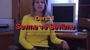 Oral seks, bir sevgili çift veya evli çift arasında cinsel birleşme olmaksızın cinsel tatmin sağlamak amacıyla uygulanan bir tür ön sevişmedir. Bu eylemde, ağız ve dil kullanılır ve genellikle erkek partnerin genital organına odaklanır. Oral seks olarak da bilinen bu eyleme halk arasında "sakso" ya da "blowjob" isimleri verilmiştir. Oral seksin nasıl yapıldığı konusunda kesin kurallar yoktur, ancak bazı temel prensipler vardır. İlk olarak, her iki tarafın da rahat hissetmesi çok önemlidir. Bu nedenle oral seksi gerçekleştirecek kişi partnerinin vücut dilini okumaya çalışmalıdır. Ayrıca hijyen de büyük önem taşımaktadır; hem alıcı hem de verici için güvenli ve keyifli bir deneyim olması açısından temizlik şarttır. Blowjob yaparken dikkat edilmesi gereken en önemli nokta ise partnerinizin hoşlandığı tekniklerdir. Her insan farklıdır ve dolayısıyla herkesin zevk aldığı yöntemler de farklılık gösterir. Bazıları daha hafif dokunuşları severken, bazıları daha yoğun stimülasyonu tercih edebilir. Ancak unutmayın ki blowjob sadece penis üzerine odaklanmak anlamına gelmez; testisler ve perineum gibi diğer hassas bölgeleri ihmal etmemekte fayda var.