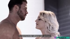 Sarışın hizmetçi mesaideyken beni taciz ediyor! Patronun odasında anal teklif edince reddedemiyorum!