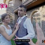 izli cuckold çift evlenmeye karar verir ve düğünleri için salon bakmaya giderler. bu sırada sapık ve milletin karısına göz koyan eleman gelir. gelini aşırı seksi bulur. onlara kendi çiftliğinde düğün yapmayı ve göstermek için davet etmeye başlar. çiftliğe giderler. damadı kenara çeker ve karını bana siktirirsen düğünüzü bedava yaparım der. cuckold olan damat hem parasızlık hemde fantazisi olduğu için kabul eder. karısını paylaşmaktan zevk alan cuckold koca düğün için mekan bakarlarken zengin mekan sahibine denk gelir. karısıyla düğün salonu bakarken zengin iş adamı onları davet eder ve kabul ederler. gelin salona bakarken damatla patron konuşmaya başlar. patron damadın parasının olmadığını anlar ve ona karısını siktirmesi karşılığında düğün masraflarını karşılayacığını söyler. damat geline teklifi sunar. patronun yanına gelip onu yere yatırır ve muhteşem ağzıyla sakso çekmeye başlar. saksosuyla zevkten delirttiği patronu taş gibi olmuş sikiyle gelinliği üzerinde kadını yere yartırır ve kocasının önünde sikmeye başlar Yasak bir arzu ve baştan çıkarma hikâyesinde, karısını başkalarıyla paylaşmaktan zevk alan boynuzlu bir kocayla tanışıyoruz. Mükemmel düğün mekânını ararlarken yolları, onları işletmesine davet eden zengin bir mekân sahibiyle kesişir. Çift daveti kabul edip mekânı keşfetmeye başlarken, müstakbel damat zengin iş adamıyla sohbete dalar. Sohbet sırasında iş adamı, damadın düğün masraflarını karşılayabilecek durumda olmadığını fark eder ve müstakbel gelinle seks yapma fırsatı karşılığında masrafları karşılamayı teklif eder. Damat bu teklifi nişanlısına sunar ve nişanlısı da iş adamının arzularını yerine getirmeyi kabul eder. Gelin işadamının önünde diz çöktüğünde, zarif ağzı unutulmaz bir zevk eylemi gerçekleştirir ve onu heyecandan nefessiz bırakır. İşadamı onu yere yatırır ve vücudunun ırzına geçer, kocası huşu içinde onu izlerken sertleşmiş penisini içine sokar. Hikâye, bu yasadışı ilişkiyi, her karakterin eylemlerinin ardındaki karmaşık duyguları ve motivasyonları inceleyerek takip eder. Damat, karısının başka bir adam tarafından alıkonulmasını izlerken kıskançlık ve tahrikle mücadele ederken, gelin de kendi arzuları ve korkularıyla boğuşur. İşadamı gelini giderek daha fazla takıntı haline getirir ve hikaye doruk noktasına ulaştığında bir dizi beklenmedik dönüşe yol açar. Her geçen an gerilim artar ve karakterleri, hayatlarını sonsuza dek değiştirecek nihai bir yüzleşmeye doğru sürükler. Sonunda, bu şehvet ve ihanet hikayesi, en karanlık dürtülerimize teslim olmanın yıkıcı sonuçlarına tanık olurken, kendi arzularımızı ve motivasyonlarımızı sorgulamamıza neden oluyor.