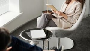 Aşkın Sınırlarını Zorlayan Genç Çiftler: Gizemli Bağların Ardındaki Gerçekler