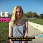 "İki erkek, Charlotte'un hem amını hem de götünü aynı anda doldururken yaşanan unutulmaz bir deneyimi gösteren cesur bir fotoğraf." double penetration, anal seks, 19 yaşında, sarışın, gırtlak sakso, ağıza boşaltma, yüze boşaltma, götten seks, anal orgazm, titreyerek boşalma, grup seks, türkçe altyazılı porno izle