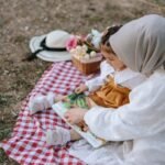 Kadınını kendi elleriyle başka erkeklere teslim ediyorsun.