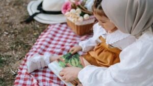 Kadınını kendi elleriyle başka erkeklere teslim ediyorsun.