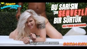 Delici mavi gözleri ve baştan çıkarıcı gülümsemesiyle büyüleyici üniversite öğrencisi Jessy, izleyicilerini anında büyüleyen bir özgüven havasıyla odaya giriyor. Odayı tarıyor, bakışları partnerine odaklanmadan önce herkesin üzerinde duruyor. Tek kelime etmeden, kalçalarını hipnotik bir şekilde sallayarak onlara doğru yürüyor. Parmaklarını saçlarının arasından geçirip derin, tutkulu bir öpücük için onları yakınına çekiyor. Ayrılırlarken kulaklarına şöyle fısıldıyor: "Bütün gün bunu düşündüm. Seni benim yapmak için sabırsızlanıyorum." Onları soymaya başlıyor, hareketleri yavaş ve dikkatli. Kendisine gösterilen vücutlarının her santiminin tadını çıkararak zaman ayırıyor. Çıplak olduklarında onları tekrar yatağa itiyor ve üstlerine çıkıyor. Kalçalarını onlarınkine sürtüyor, ıslaklığı tenlerinde bir nem izi bırakıyor. "Bunu beğendin mi?" diye soruyor, sesi alçak ve boğucu. "Sana nasıl hissettirdiğimi beğendin mi?" Başlarını sallıyorlar, konuşamıyorlar. Vücudunun kendilerininkine baskı yaptığı hissinde, teninden yayılan ısının hissinde kaybolmuşlardı. Jessy eğilip meme uçlarından birini ağzına alıyor, eli kasıklarını keşfederken sertçe emiyor. Onların sert sikini yakalıyor ve okşamaya başlıyor, diğer eli de kendi ıslak amına giden yolu buluyor. "Kahretsin, çok iyi hissediyorsun" diye inliyor. "İçimde olmanı istiyorum." onların kendisini doldurduğunu hissediyor. Onlara binmeye başlıyor, kalçaları ikisini de çılgına çeviren ritmik bir hareketle hareket ediyor. "Evet, aynen böyle" diye pantolonunu uzatıyor. "Siktir beni bebeğim." Orgazma yaklaştığını hissettiğinde nefesi kısa ve keskin bir şekilde çıkıyor. Hızını artırıyor, vücudu onlarınkine çarpıyor. "Yakındayım" diye uyarıyor. "Durma." Sözleri bir meydan okuma işlevi görüyor ve daha sert bir şekilde iterek, onu kenara doğru iterek karşılık veriyorlar. Yüksek bir çığlıkla Jessy gelir, hayatının en yoğun orgazmını yaşarken vücudu titrer. Ağır bir şekilde nefes alarak göğüslerinin üzerine çöküyor. "Bu muhteşemdi" diye fısıldıyor, boynuna burnunu sokarak. "Şimdi senin sıran." Onlar da buna mecbur olarak, daha fazla dayanamayana kadar tekrar tekrar ona doğru hamle yapıyorlar. Bir kükremeyle tohumlarını onun derinliklerine salarlar ve onu sıcaklıklarıyla doldururlar. Yükseklerden aşağı inerken kollarını Jessy'nin etrafına sarıp onu yakınlarına çekiyorlar. Birbirlerini tutkuyla öpüyorlar, kendi terlerinin tadı, birleşmiş sıvılarının tuzlu özüne karışıyor. "Seni seviyorum" diye fısıldıyor Jessy, sesi dudaklarının arasında boğuk çıkıyordu. "Ben her zaman öyleydim." Partnerleri gülümsüyor ve geri çekilip onun gözlerine bakıyor. "Ben de seni seviyorum" diye cevap veriyorlar. "Her zaman."